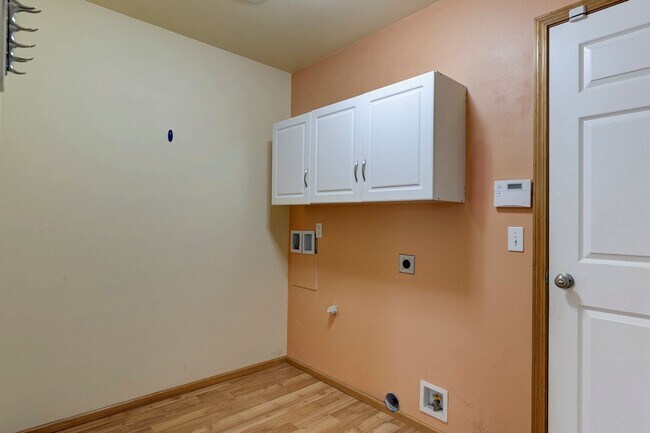 Building Photo - 3-bedroom, 2.5-bathroom Pet Friendly Home