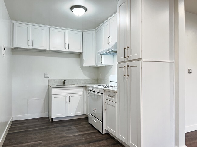 Kitchen - 7228 Haskell Ave