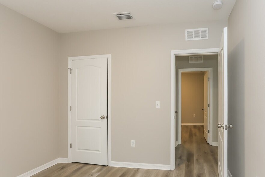 Building Photo - 10540 Whispering Hammock Dr