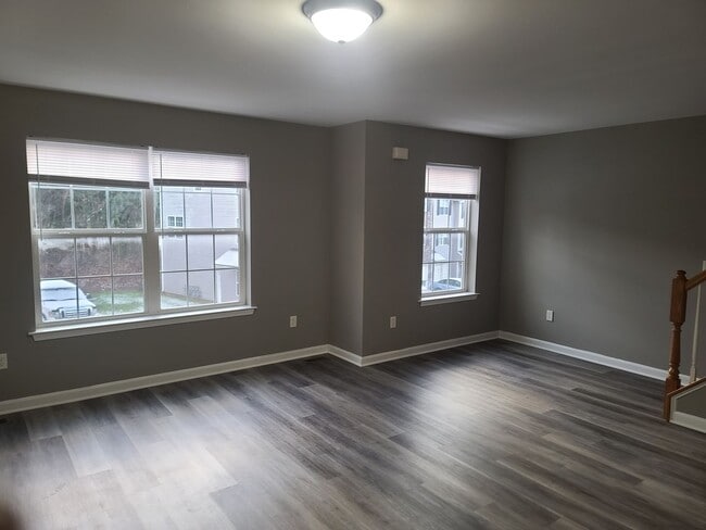 Building Photo - 3 bedroom,  2 1/2 bath town home in Waynesboro PA