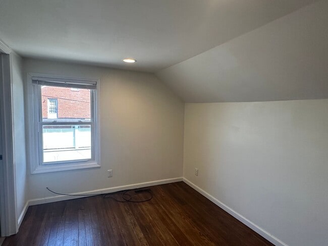 Building Photo - 4 Bedroom 2 Bath House