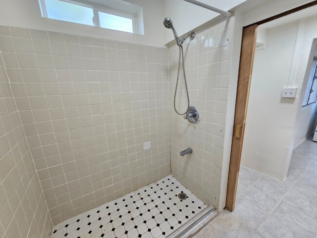 Building Photo - 1 Bed 1 Bath Apartment. No parking