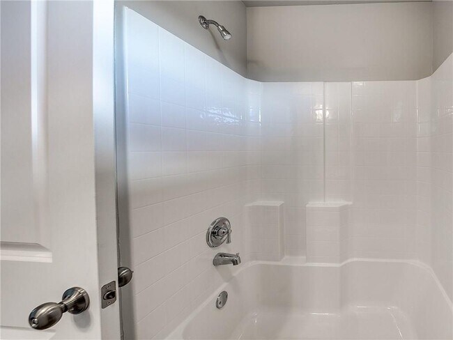 Building Photo - 1270 Lakeview Dr