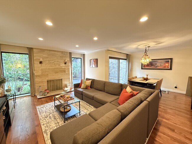 Building Photo - 772 Greenhills Dr