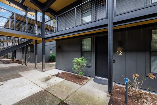 Building Photo - Furnished three bedroom condo on the lake available 2/1/26 - short term rental