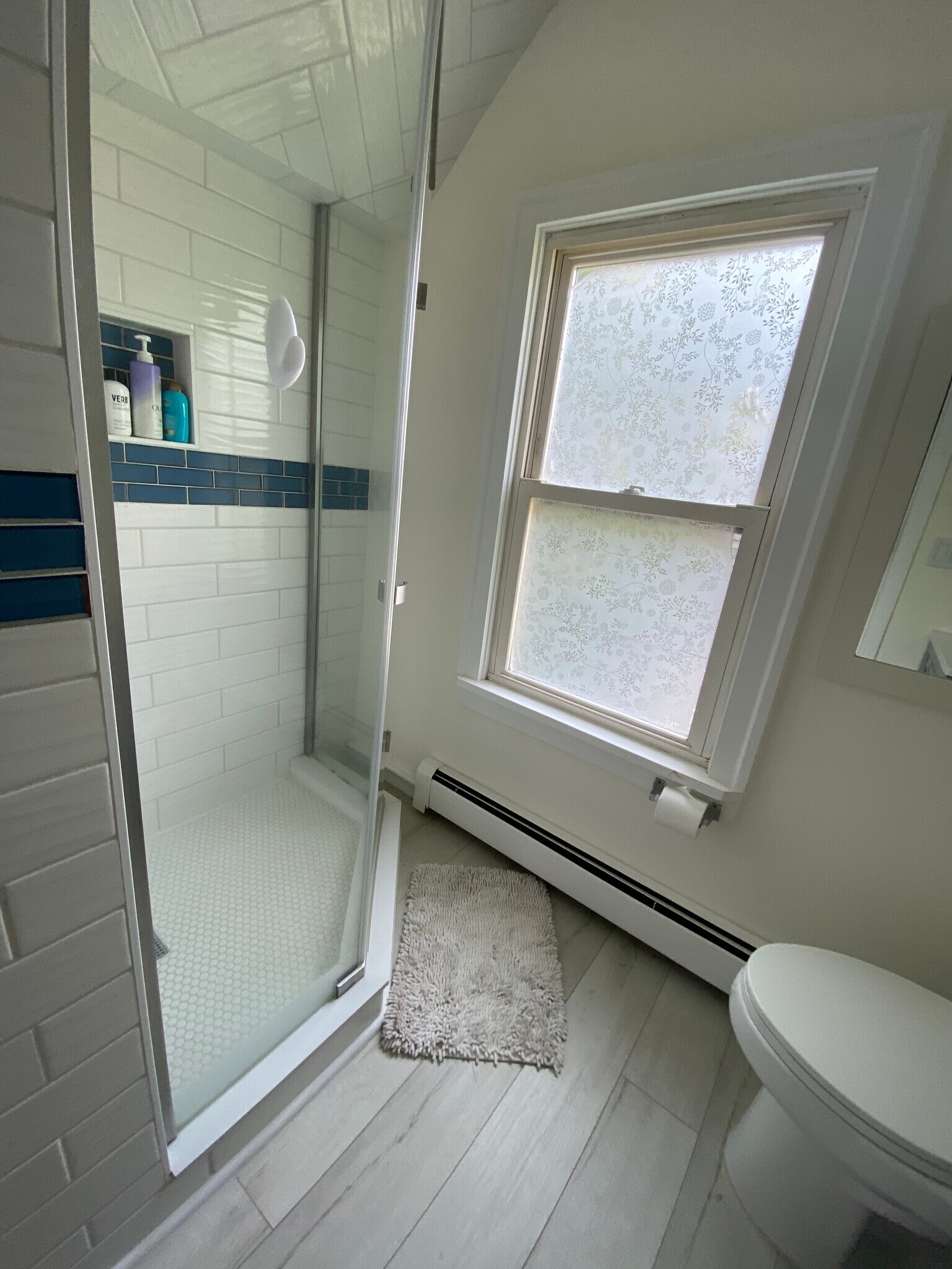 smaller bathroom - 6 Robbins Ct