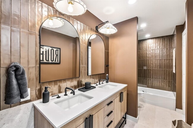 Building Photo - Fully Remodeled 4 bedroom Home in Hamilton...