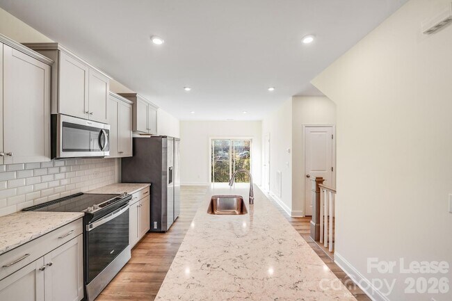 Building Photo - 334 Simeon Dr