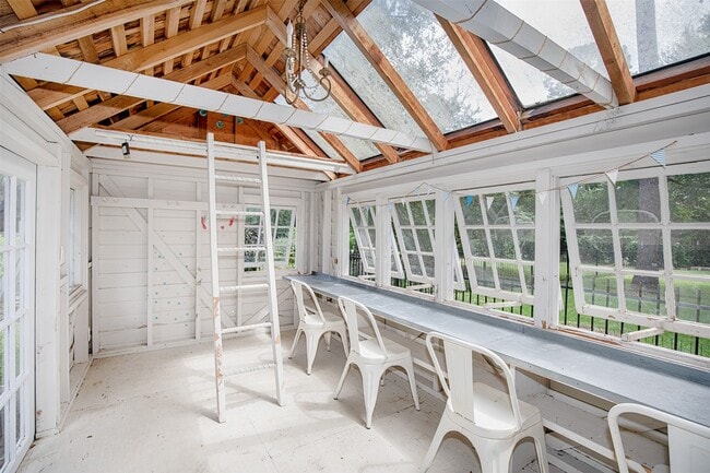 Building Photo - 611 Park Ln