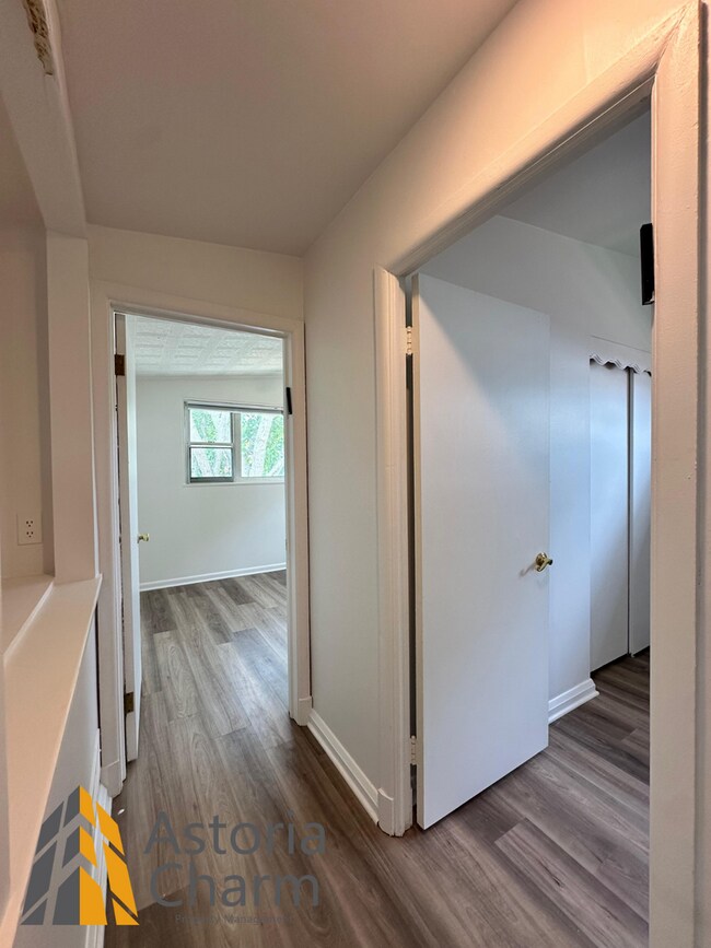 Building Photo - Spacious 4 Bedroom + Den Home with Private...