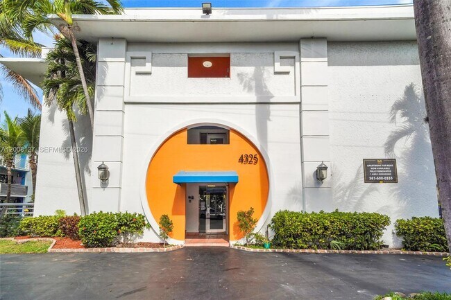 Building Photo - 4335 NW S Tamiami Canal Dr