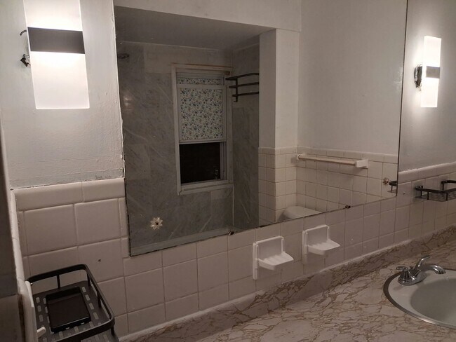 Building Photo - 1260 W 67th St