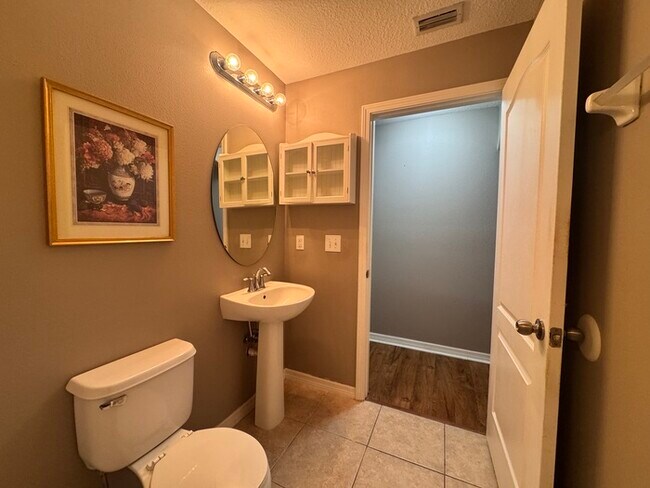 Building Photo - Summerfield Townhome