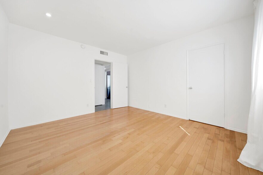 Building Photo - 7767 Hollywood Blvd