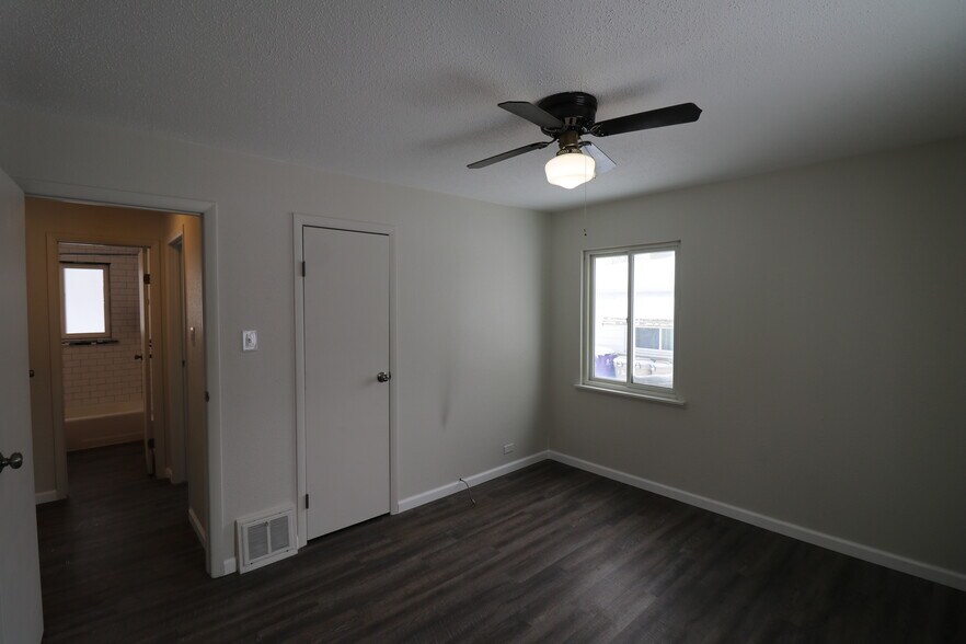 Building Photo - 3035 S Clermont Dr
