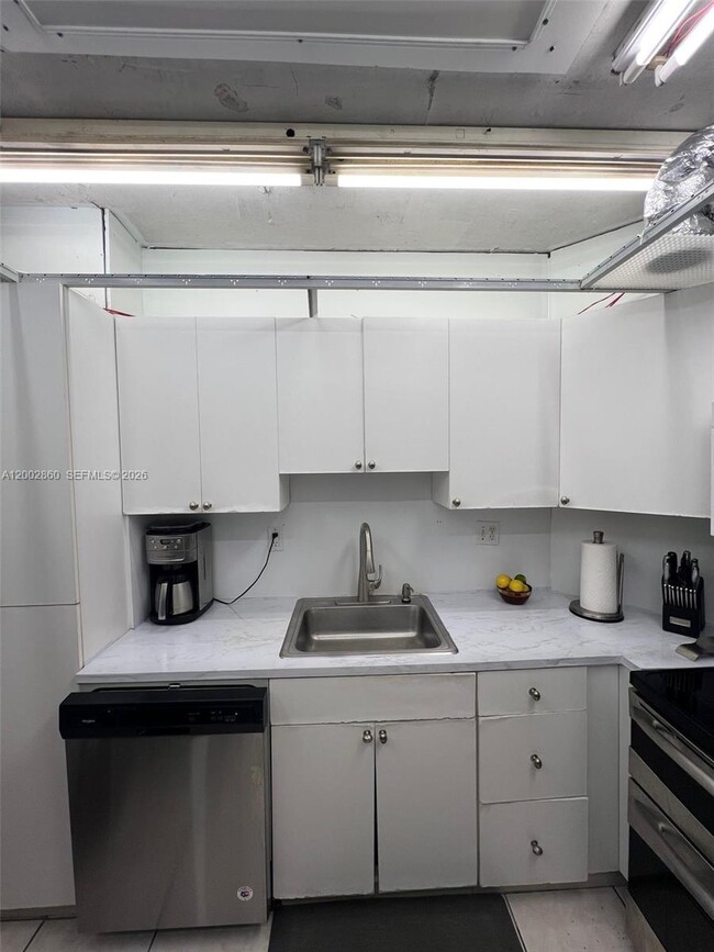 Building Photo - 300 Bayview Dr