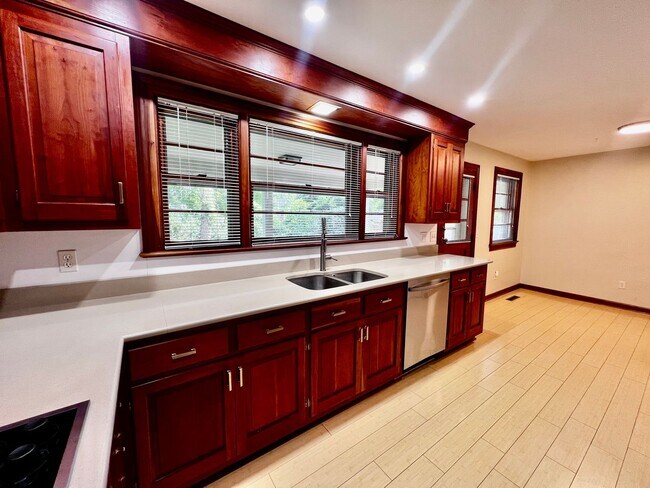 Building Photo - STUNNING home with fully finished BASEMENT!!!