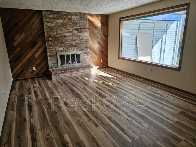 Building Photo - 11019 NW 33rd Ave