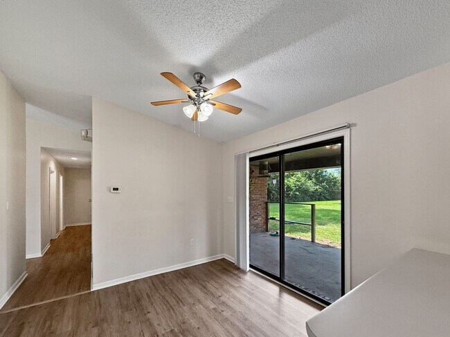 Building Photo - Charming Navarre Home with Hardwood Floors...