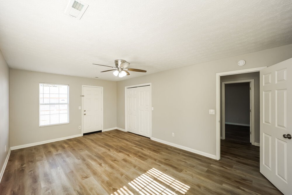 Building Photo - 220 Willow Springs Dr