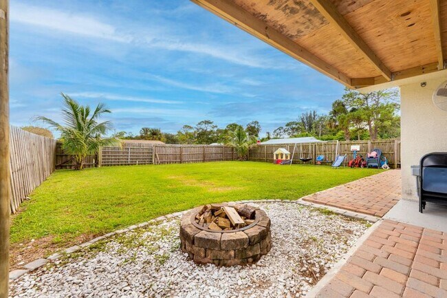 Building Photo - Charming 3 bedroom Home with Huge Fenced Yard