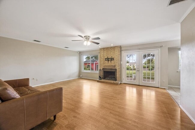 Building Photo - 1402 Doonesbury Dr