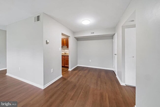 Building Photo - 6934 Hanover Pkwy