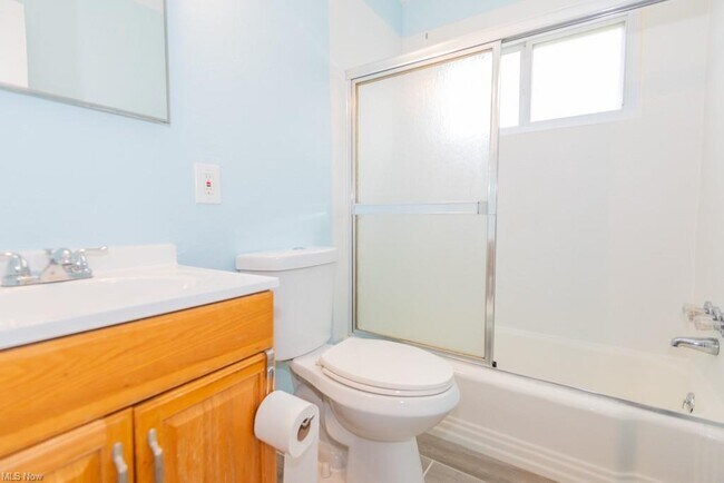 Building Photo - 211 Dalepark Dr