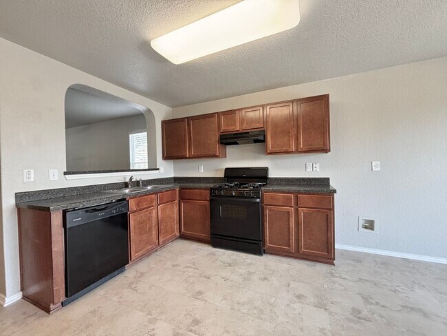 Building Photo - Amazing 4 Bedroom Home!