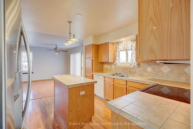 Building Photo - Evolve Real Estate: Gorgeous Single Family House is Available for Immediate Move-in!