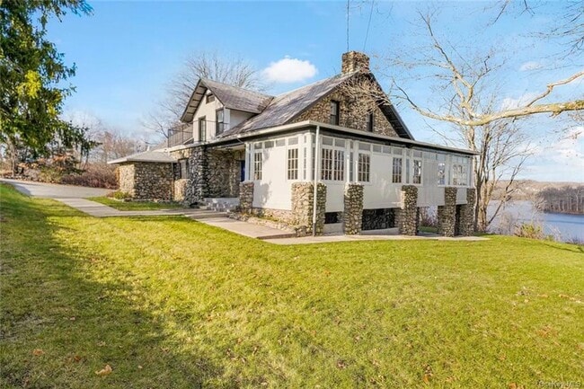 Building Photo - 10 Twin Lakes Rd