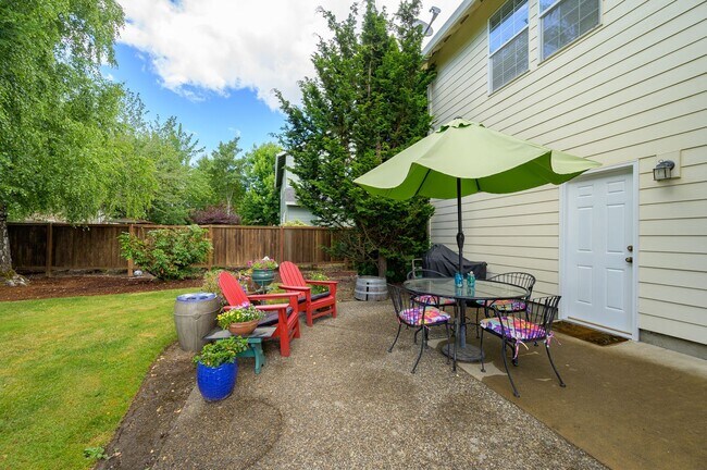 Building Photo - Large 3 Bed, 2.5 Bath Home in McMinnville-...