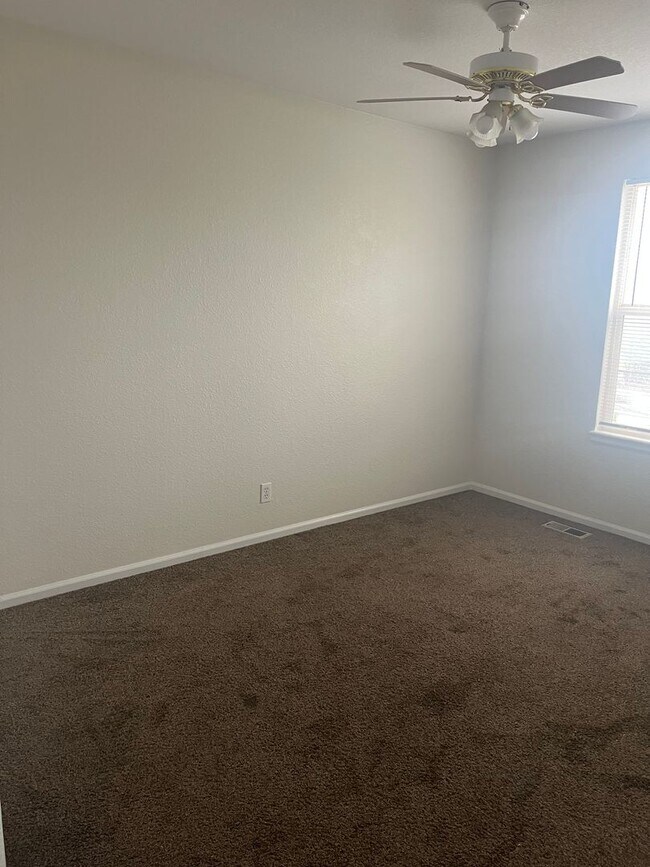 Building Photo - Gorgeous 4bd Home in  Cul-de-sac!!