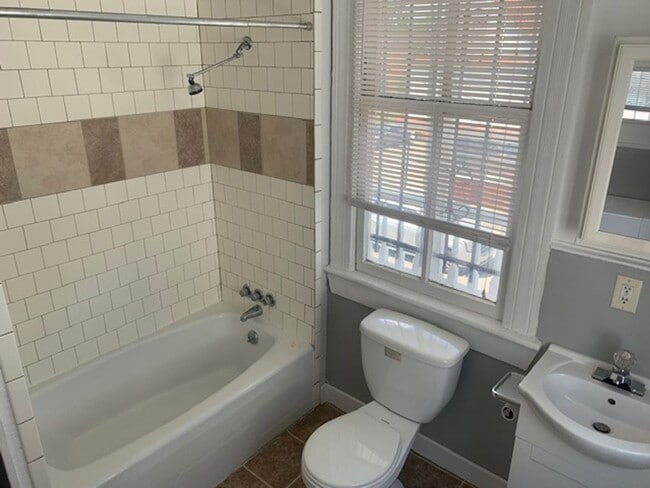 Building Photo - Charming Coming Street Retreat in the Heart of Historic Charleston