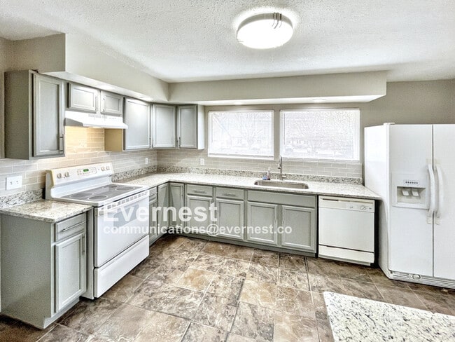 Building Photo - 4905 Eastwood Dr