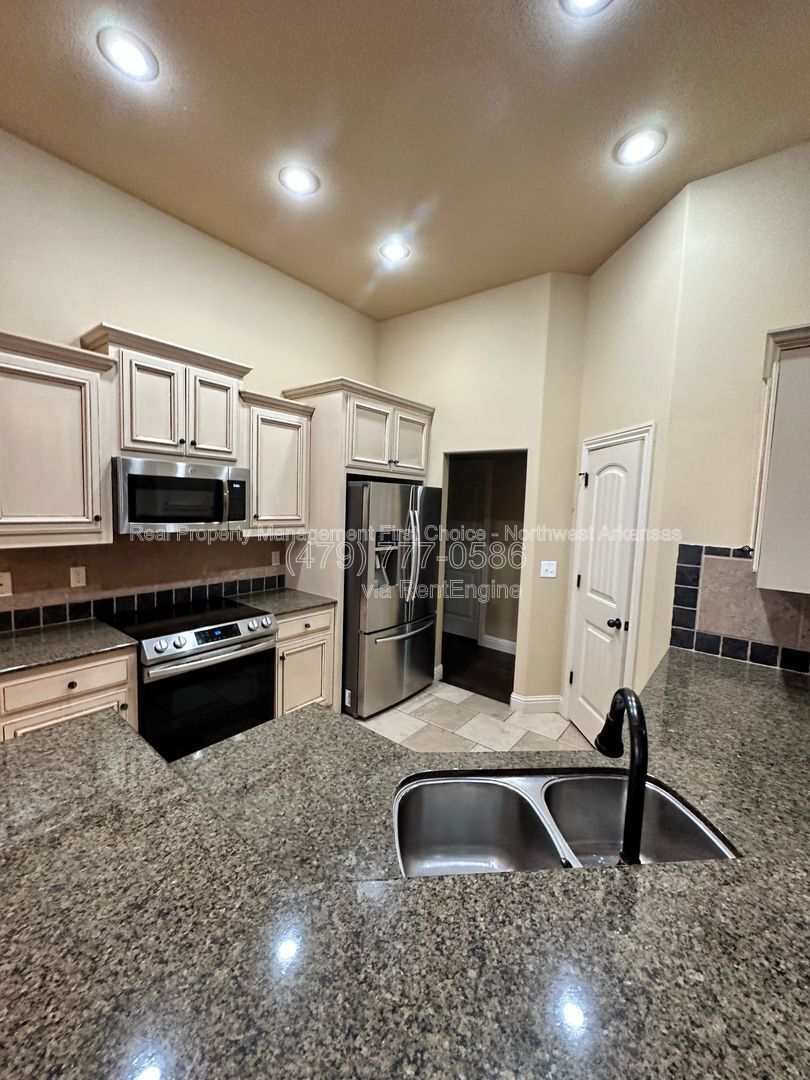 Building Photo - 2006 W Morter Pl