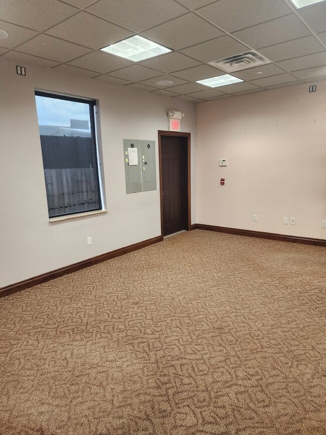 Building Photo - 6015 NW 120th Ct
