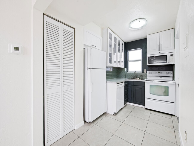 Building Photo - 2238 Monroe St