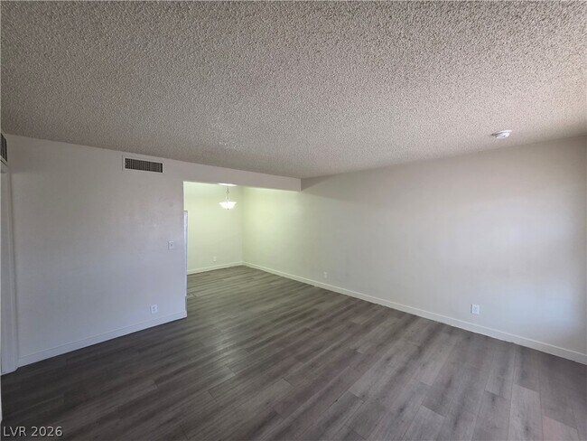 Building Photo - 615 S Royal Crest Cir