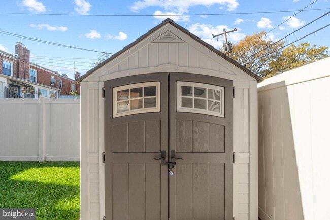 Building Photo - 510 E Nelson Ave