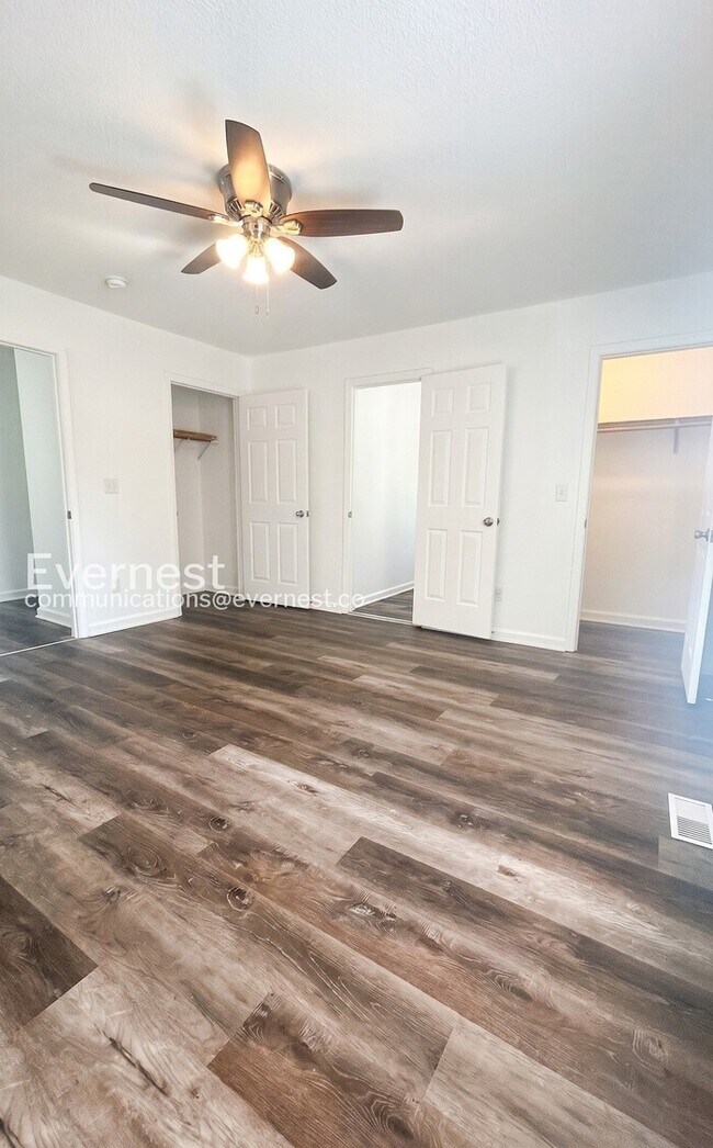 Building Photo - 3 Bed, 2 Bath Home with Off-Street Parking / Available Now!
