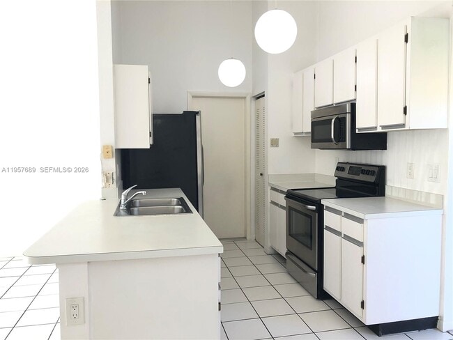 Building Photo - 719 SE 3rd Ave