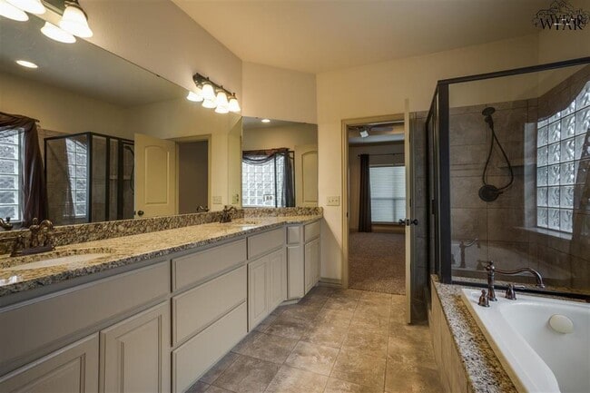 Building Photo - 8 Maplewood Ct