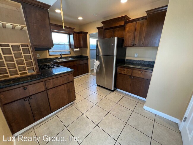 Building Photo - 2 br, 1 bath House - 558 A St