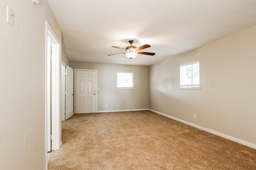 Building Photo - 5523 W Villa Maria Dr