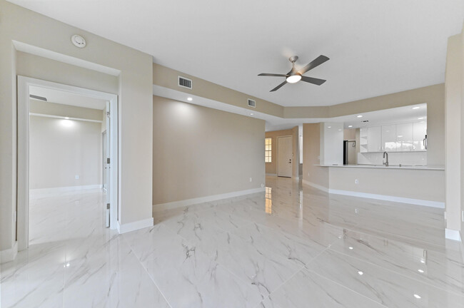 Building Photo - 12454 Crystal Pointe Dr