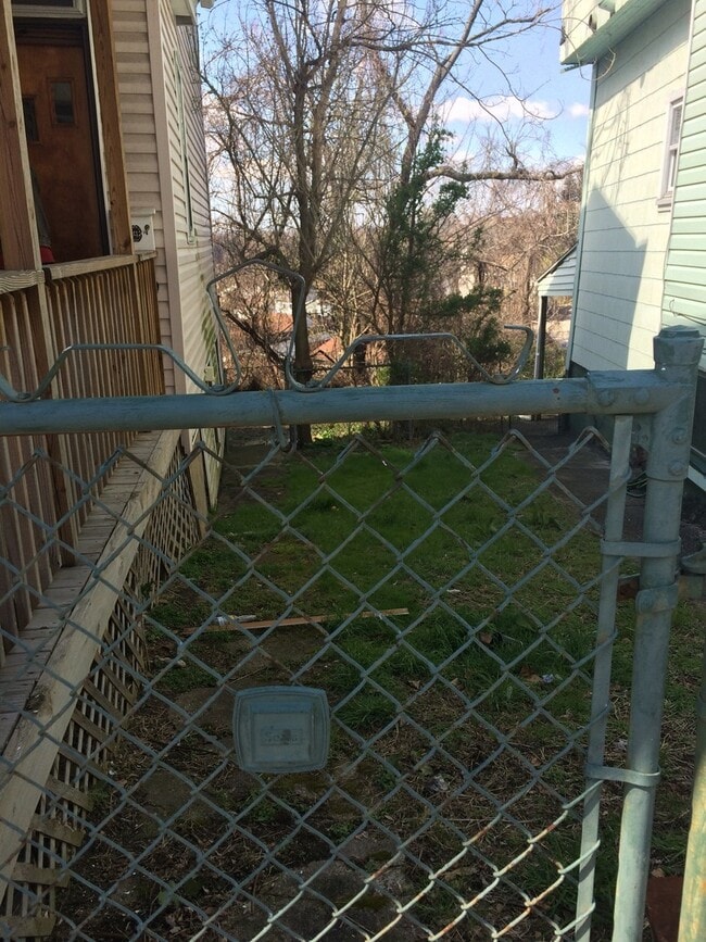 Building Photo - Large 2 Bedroom 1 Bath in MT Washington