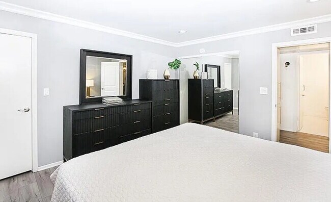 Building Photo - "Chic Pasadena Retreat: 1-Bedroom Gem with...