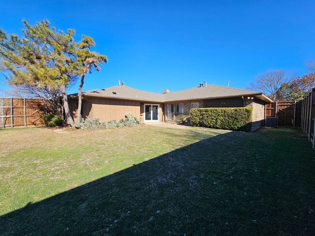 Building Photo - AVAILABLE NOW!