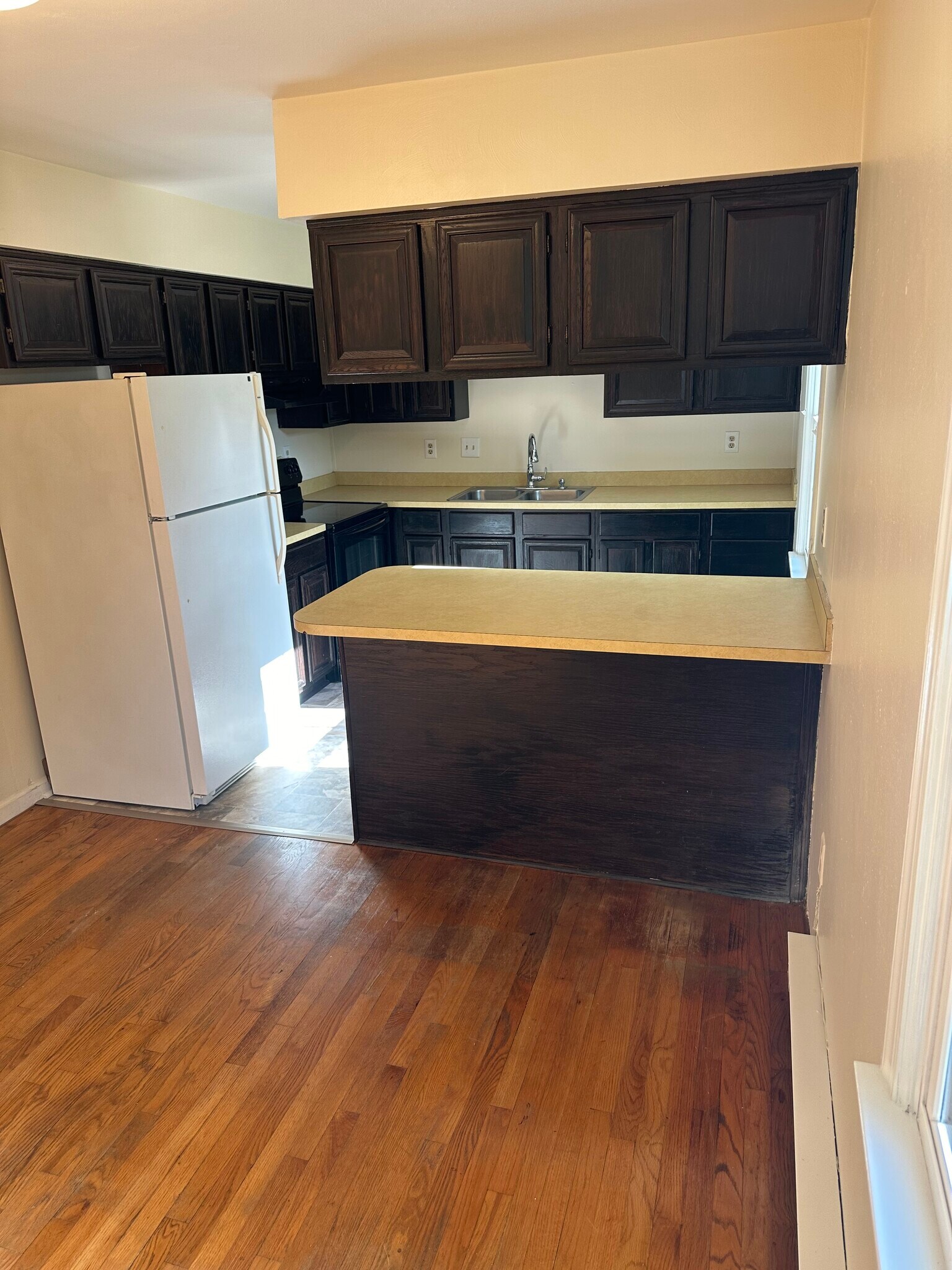 Breakfast area facing the kitchen - 6002 Granby St